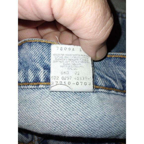 VTG Levi's 910 Shorts Women 9 Light Wash Denim MADE IN USA Destroyed Fes… - Picture 6 of 7
